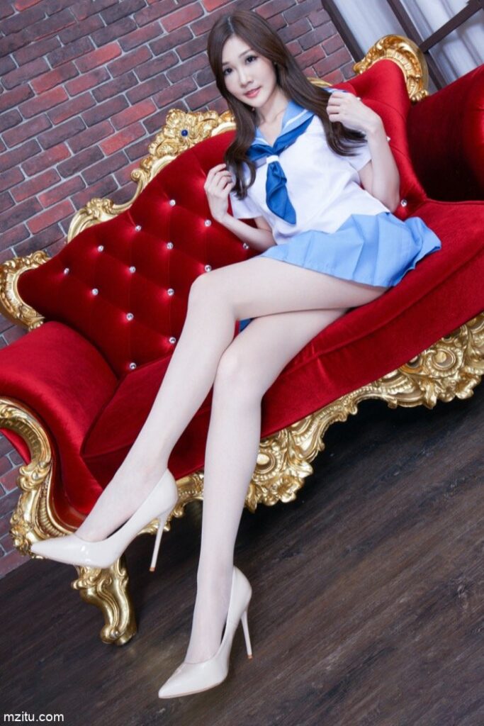 成熟迷人的美少妇，美腿纤细白皙真性感-唯美街拍