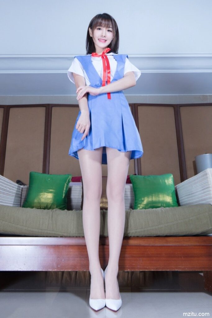 台湾妹子好甜美，一双大白腿让人移不开眼！-唯美街拍