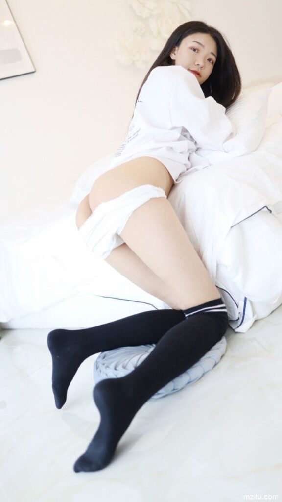 脱个精光躺倒床上，JK软妹张小妮皮肤白皙水嫩极致-唯美街拍