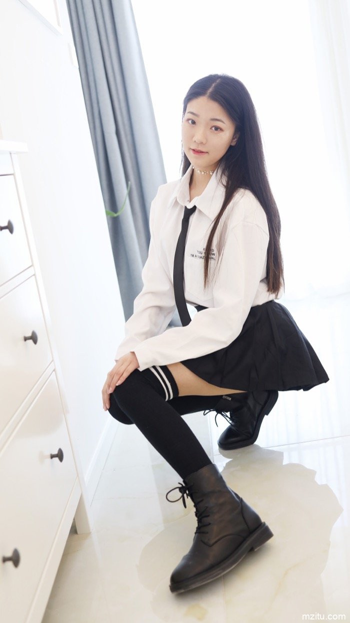 脱个精光躺倒床上，JK软妹张小妮皮肤白皙水嫩极致