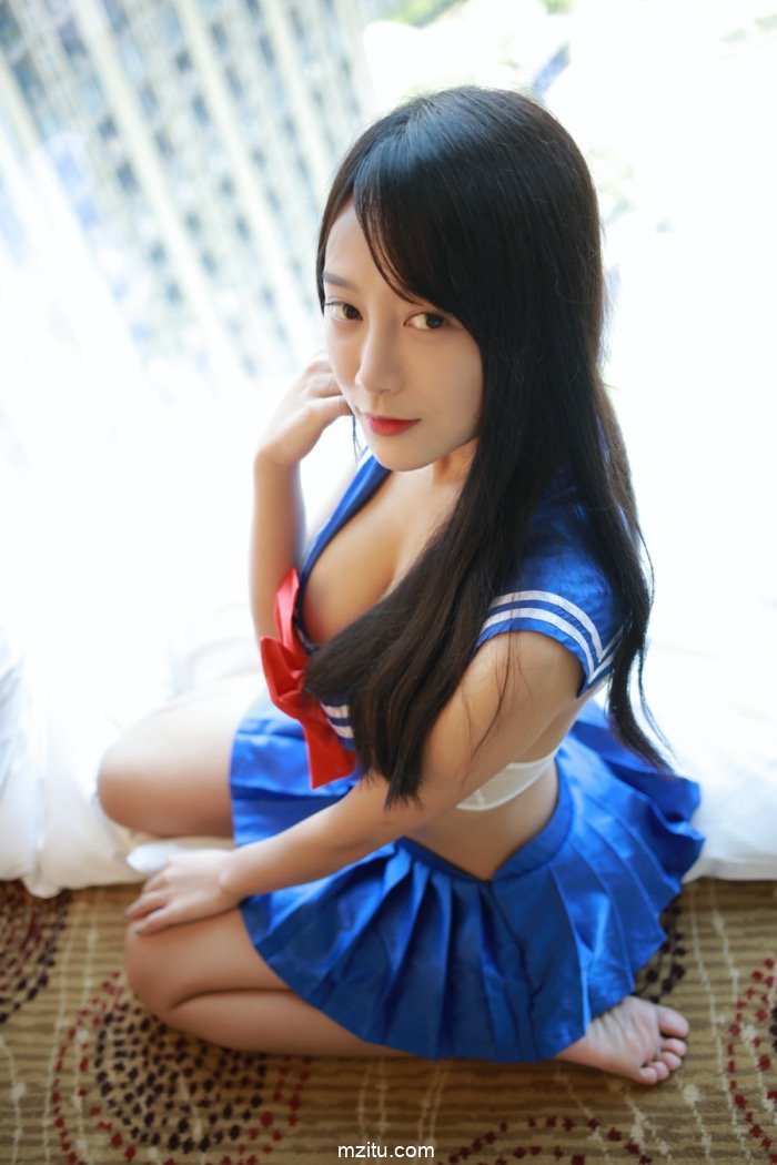 高颜值国产美女何嘉颖JK制服私房图片，漂亮又养眼(10)