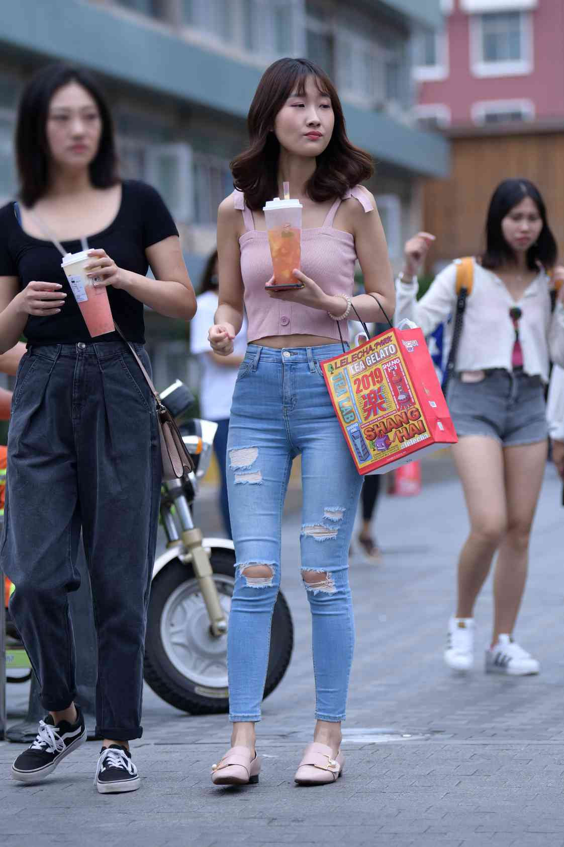 图片[2]-【免费】紧身牛仔裤女生【18P】04014-唯美街拍