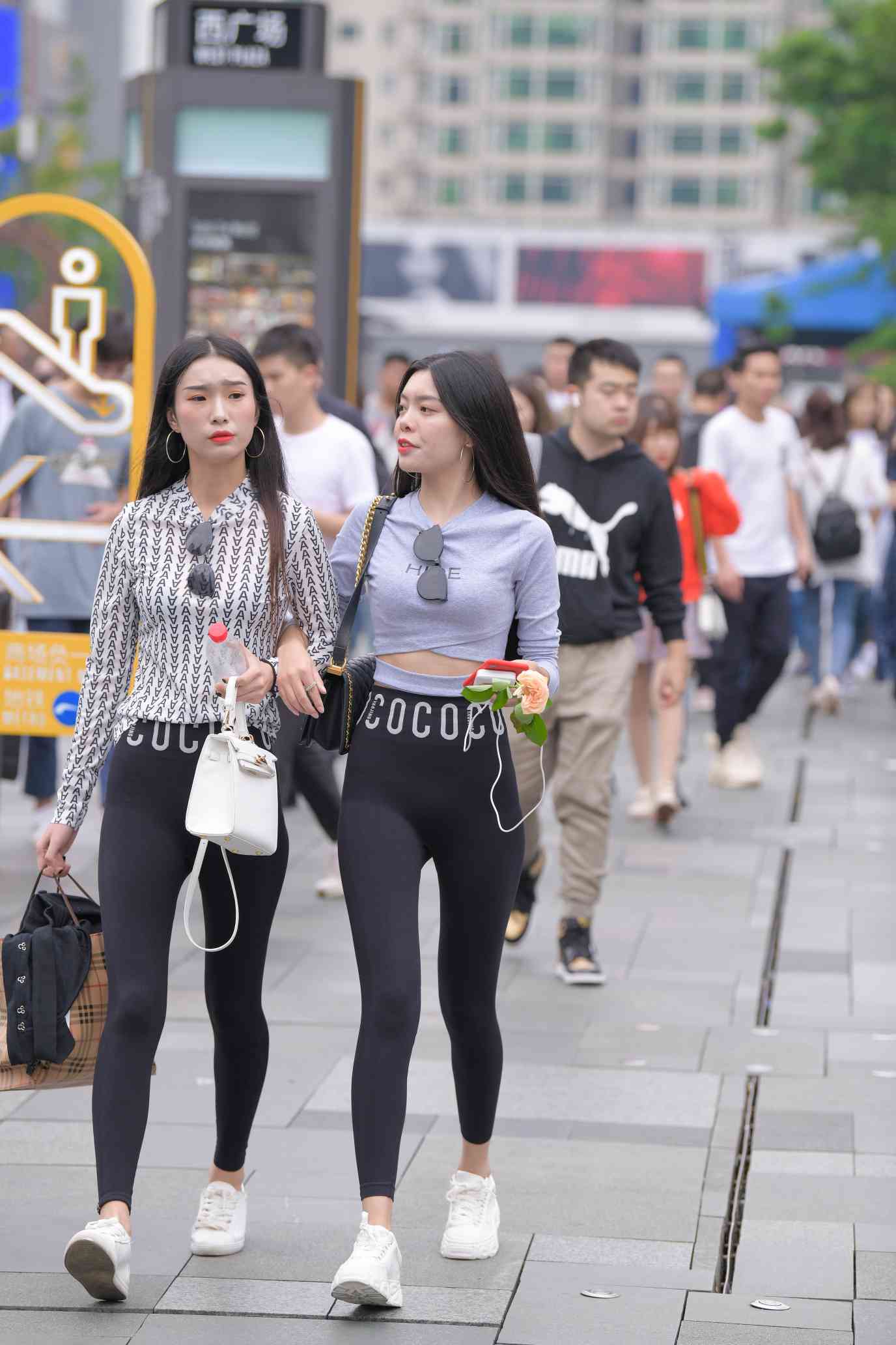 图片[2]-【免费】逛街的两个瑜伽裤姑娘【40P】04030-唯美街拍