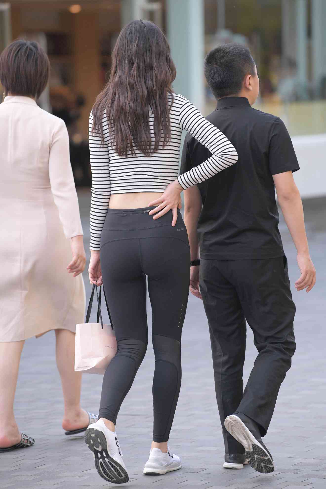 图片[3]-【免费】逛街的瑜伽裤女人【23P】04033-唯美街拍