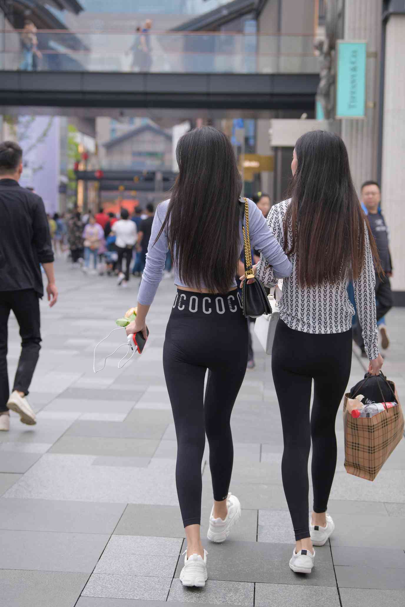 图片[3]-【免费】逛街的两个瑜伽裤姑娘【40P】04030-唯美街拍