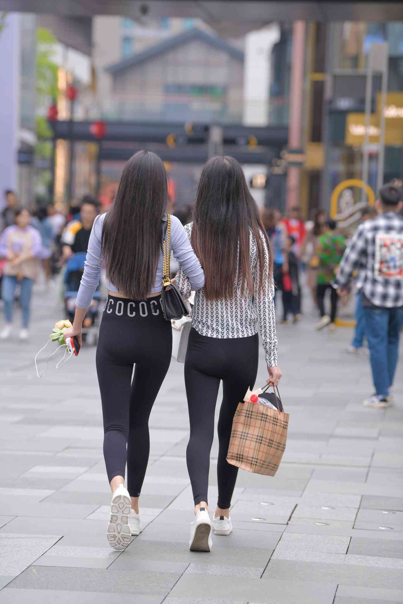 图片[4]-【免费】逛街的两个瑜伽裤姑娘【40P】04030-唯美街拍