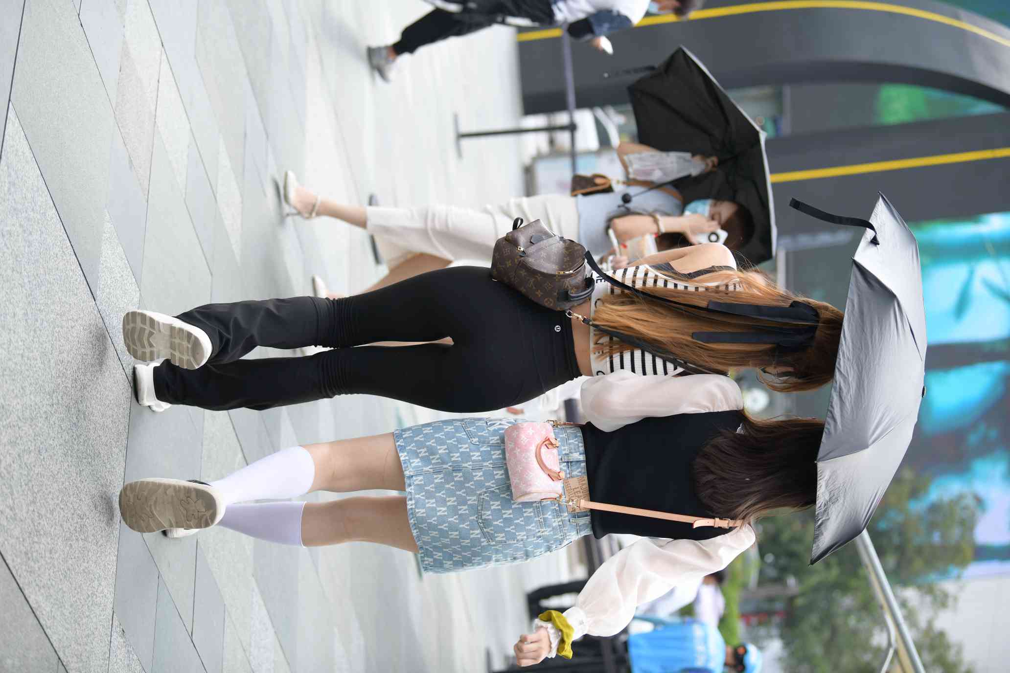 图片[3]-打伞的瑜伽裤姑娘【93P】04032-唯美街拍