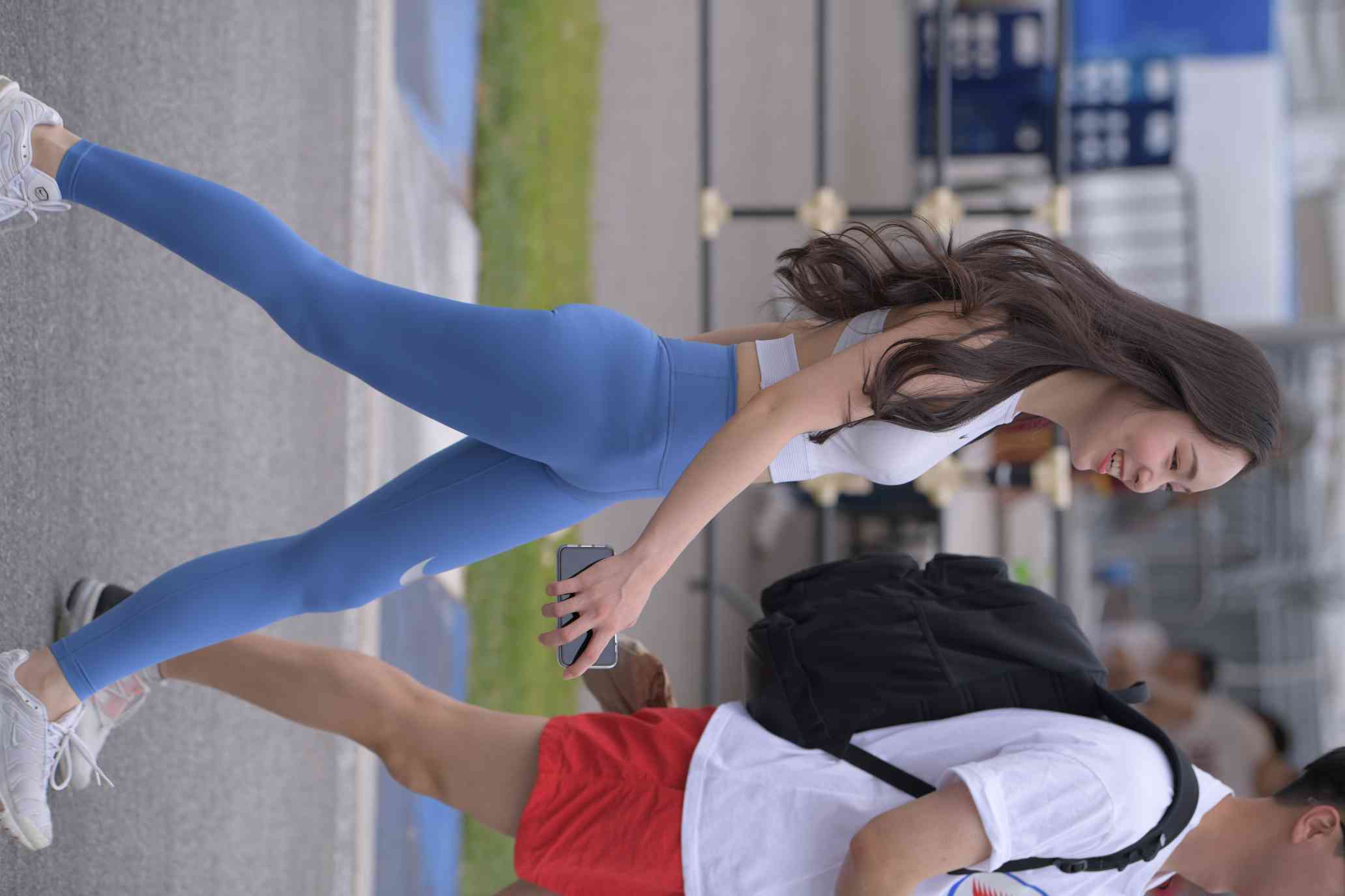 图片[4]-陪男朋友逛街的瑜伽裤女孩【74P】04034-唯美街拍