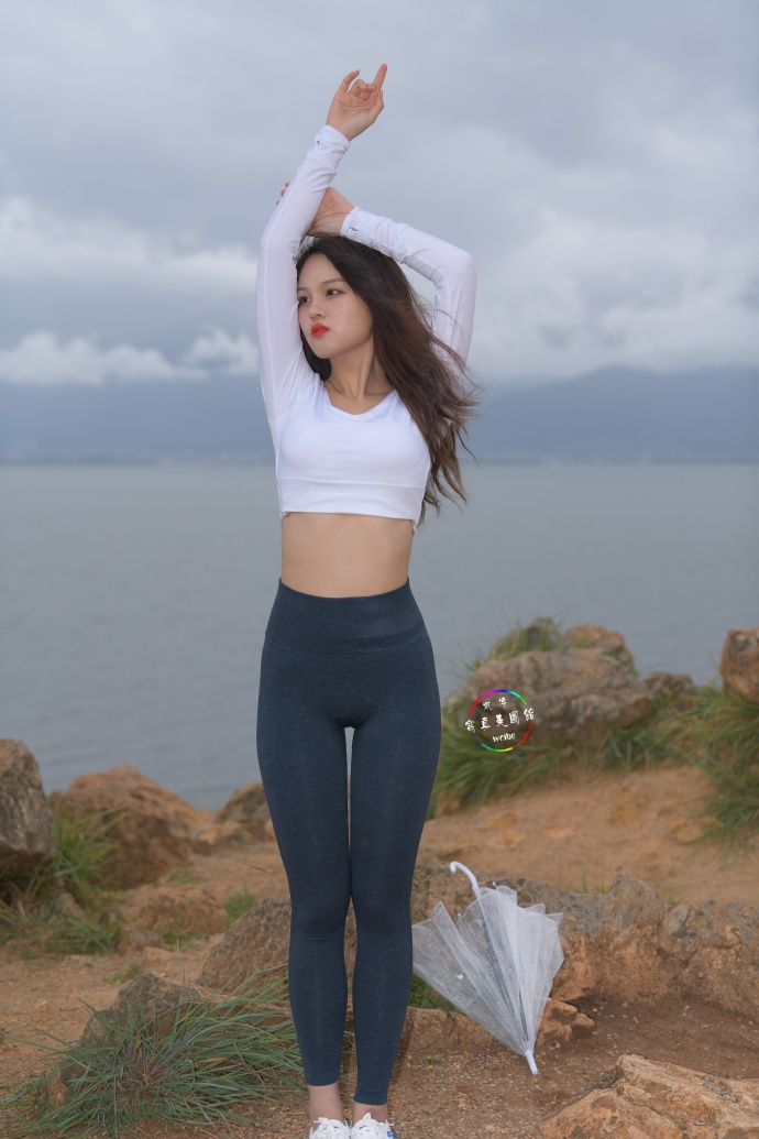 图片[1]-深蓝色瑜伽裤甜美女孩 J1320 514P2V-17.5GB-唯美街拍