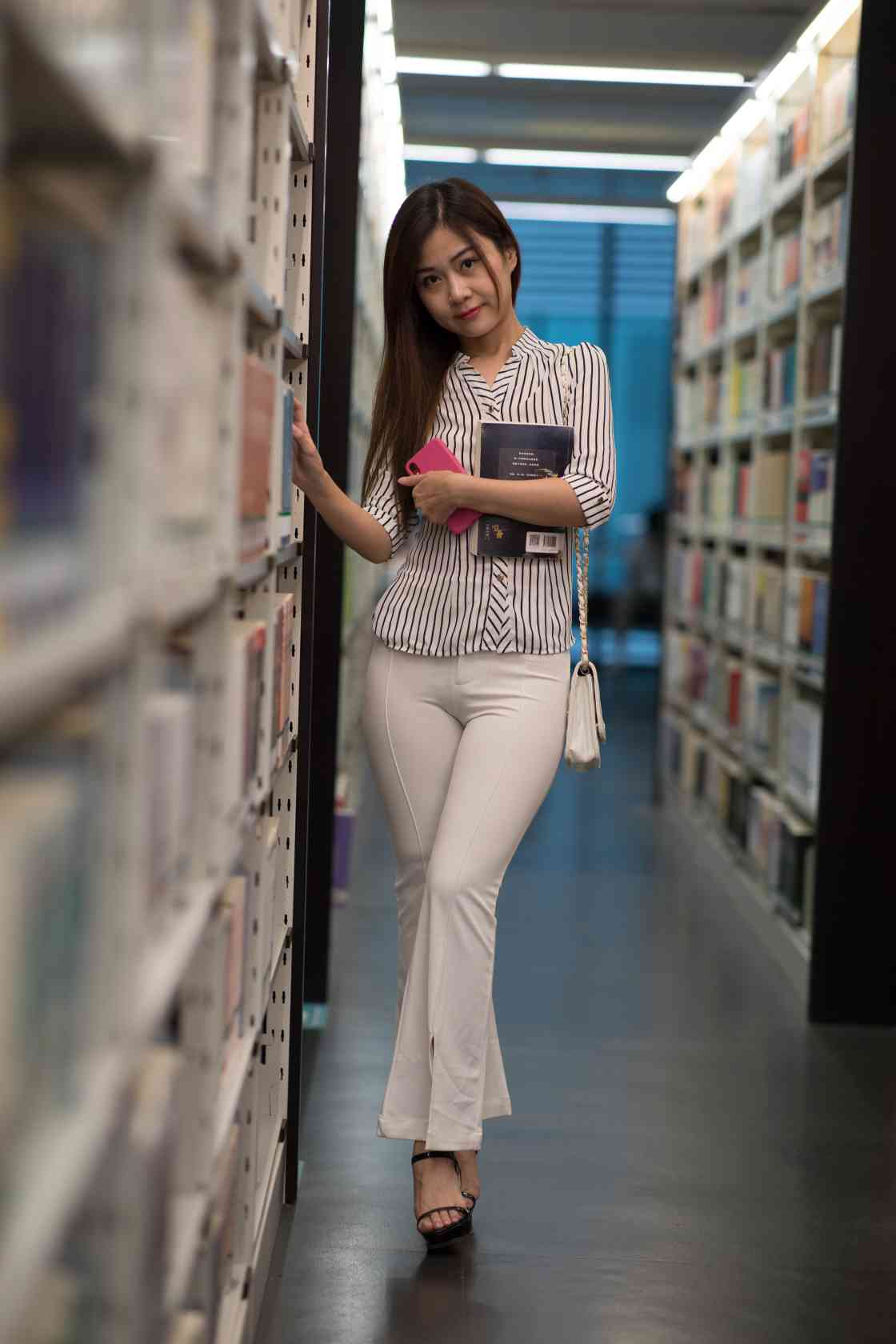 图片[5]-逛书店的白色紧身裤女孩【450P】04040-唯美街拍
