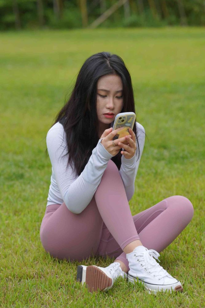坐在草地玩手机的瑜伽姑娘【733P】04012-唯美街拍