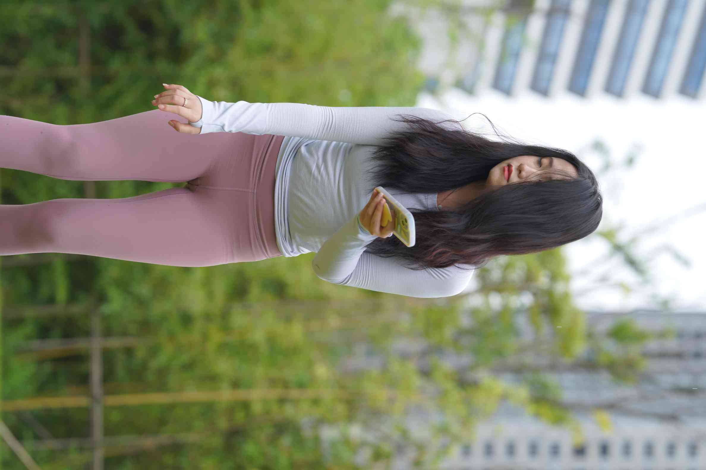图片[5]-坐在草地玩手机的瑜伽姑娘【733P】04012-唯美街拍