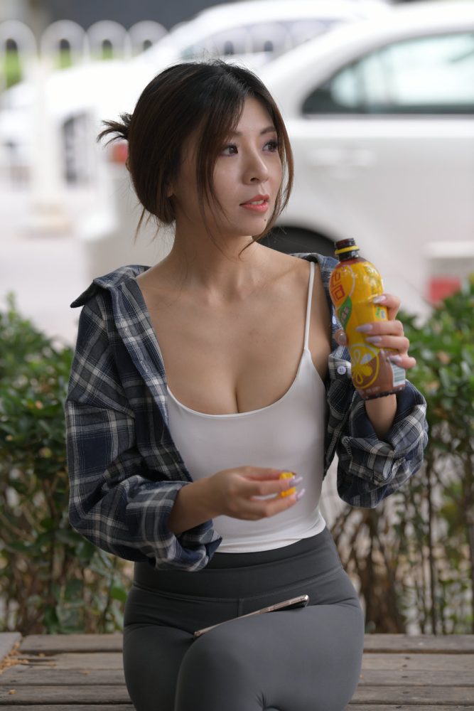 喝饮料的瑜伽裤女孩J2242 383P1V-17.5GB-唯美街拍
