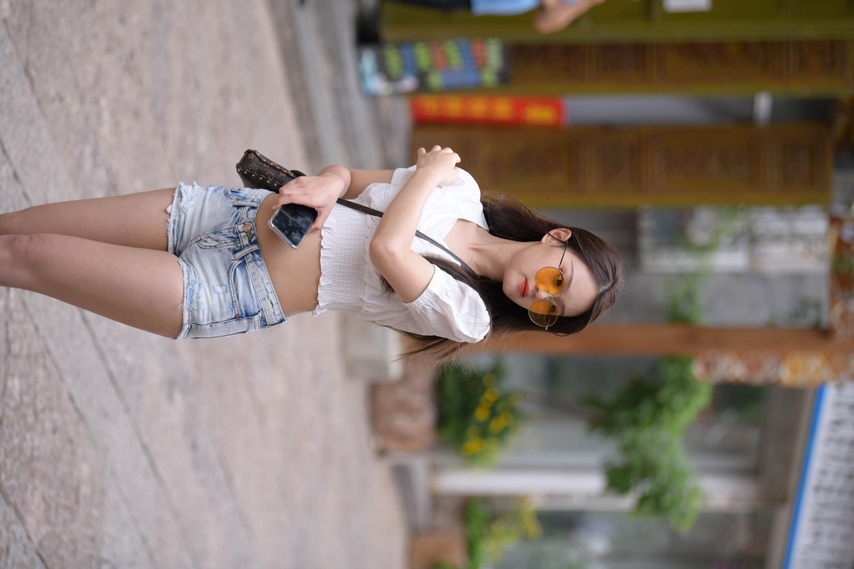 图片[2]-戴太阳镜的牛仔短裤紧身牛仔MM【167P】00021-唯美街拍