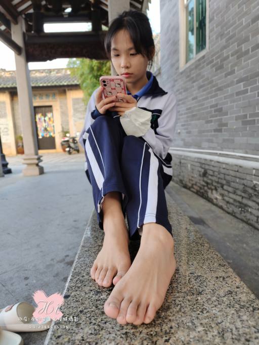【免费】专心致志玩手机的女孩【42P】20028-唯美街拍