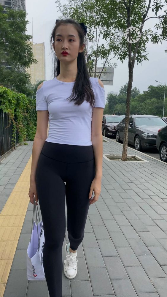黑色瑜伽裤逛街的女孩J4000 MP4-7.76GB-唯美街拍