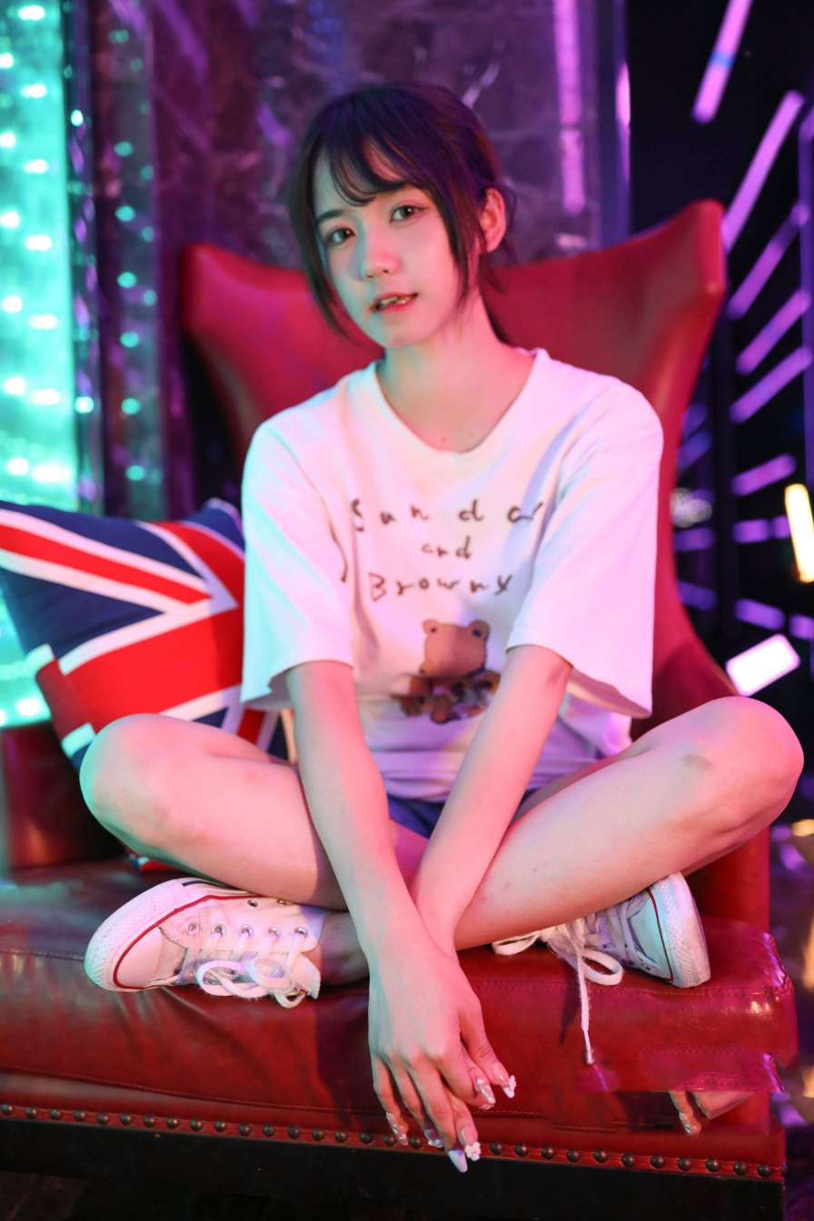 图片[2]-KTV里唱歌的长腿帆布鞋女孩【102P】20015-唯美街拍