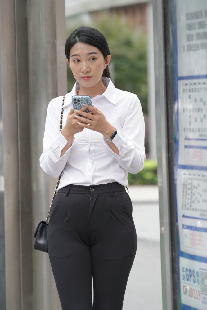 图片[3]-等公交的制服女人J2130 976P2V-29.5GB-唯美街拍