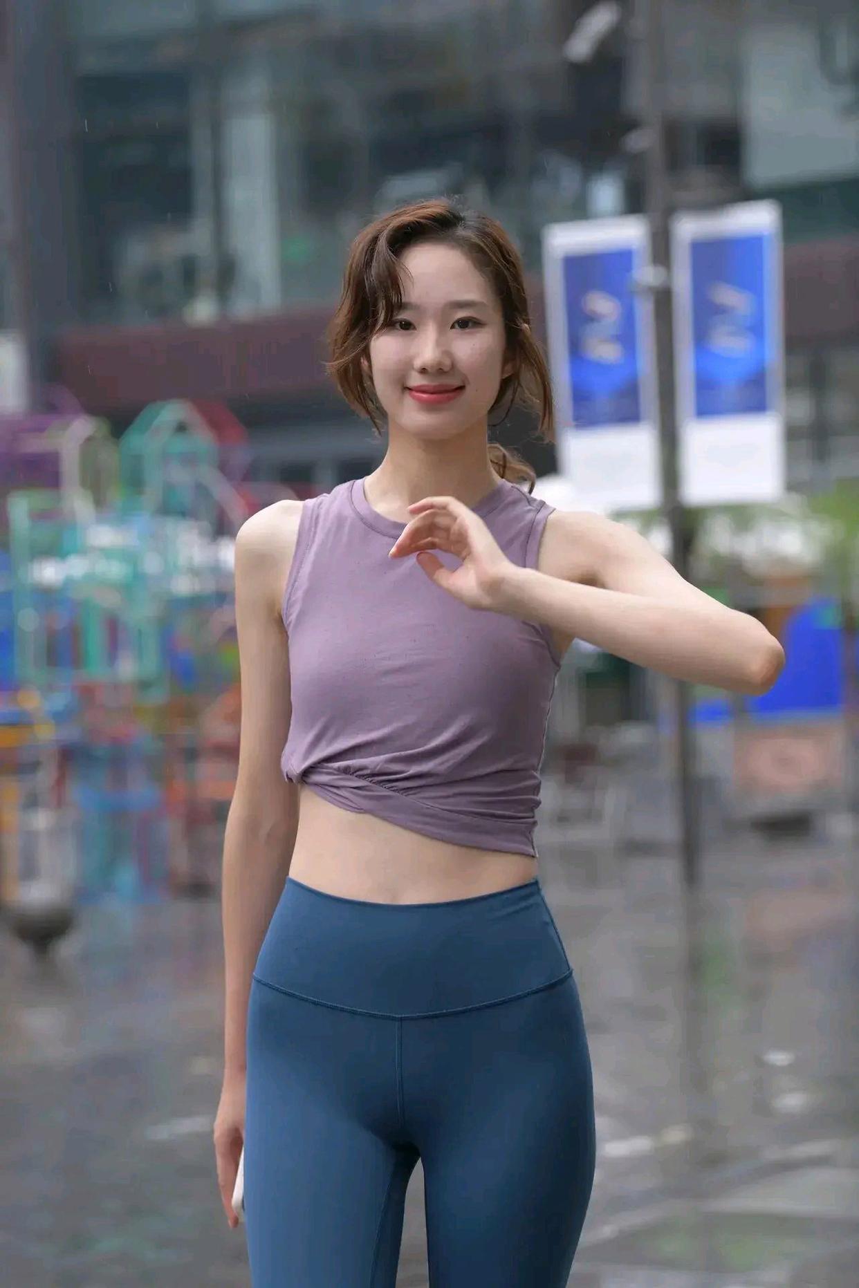 图片[2]-像刘亦菲的蓝色瑜伽裤姑娘J2234 552P1V-20.5GB-唯美街拍