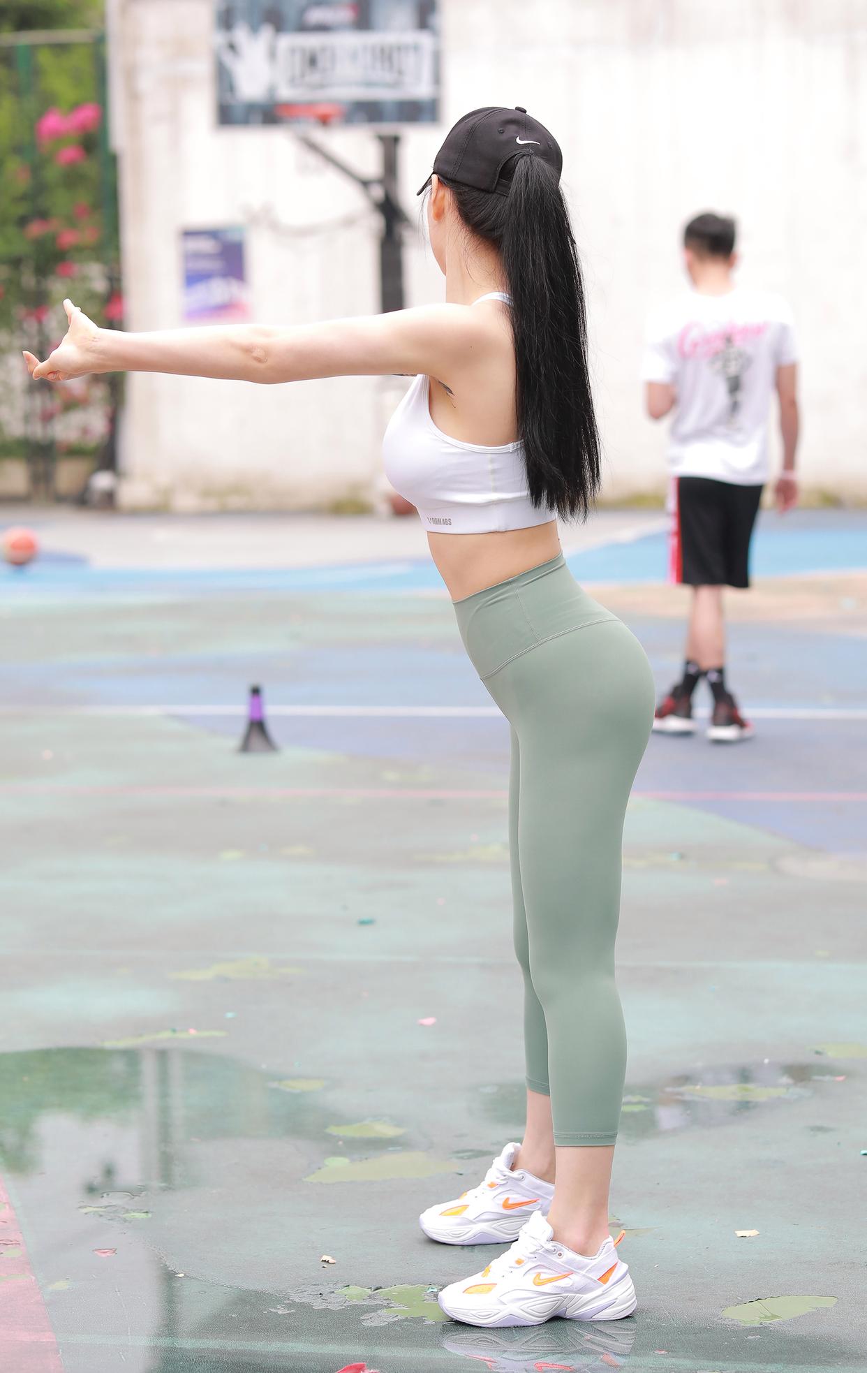 图片[1]-打扮很休闲的瑜伽裤女孩 J1600 415P3V-10.4GB-唯美街拍