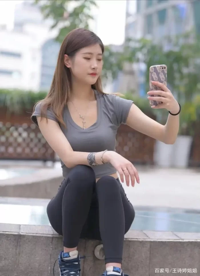 图片[2]-有小虎牙非常甜美的瑜伽裤女孩-唯美街拍