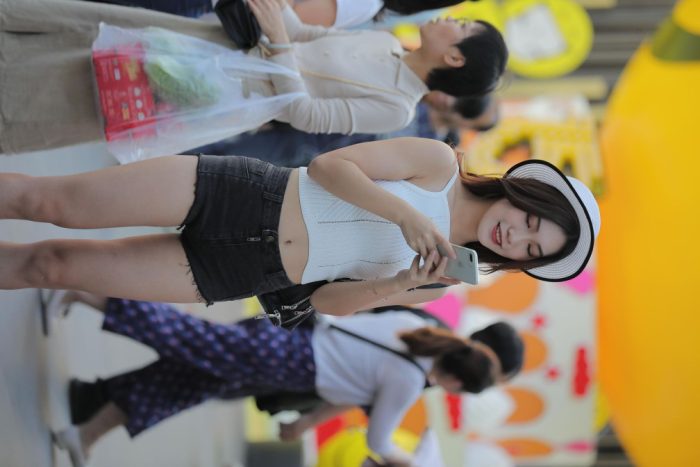 非常时尚阳光的牛仔热裤女孩【808P】00064-唯美街拍