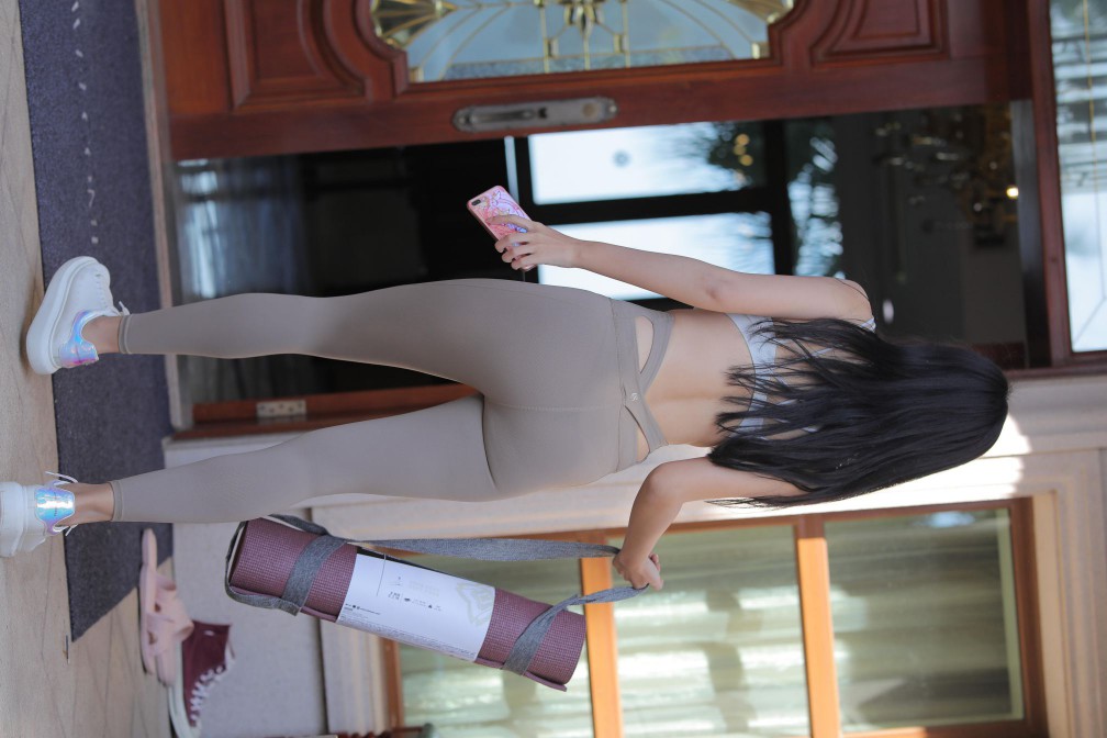 图片[5]-灰色瑜伽裤温柔的女孩【369P】00058-唯美街拍