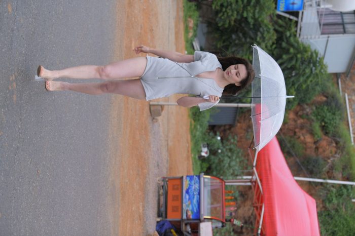 阴雨天在海边骑车的长发女人【156P】00044-唯美街拍