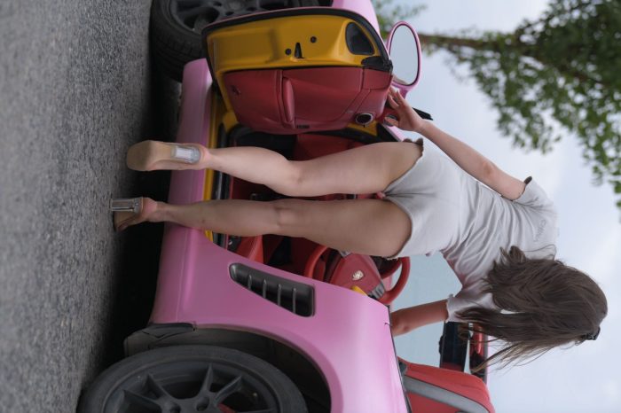 在海边开跑车的连衣短裤女孩【390P】00030-唯美街拍