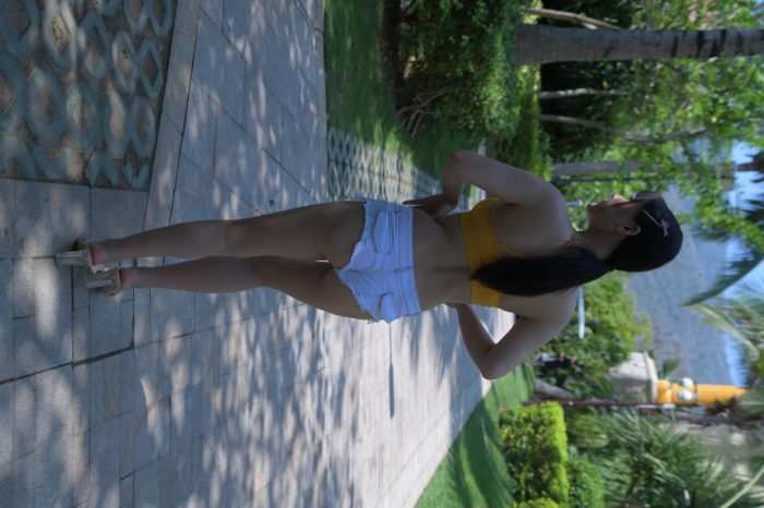 在海南度假的紧身白色短裤女孩【202P】00033-唯美街拍