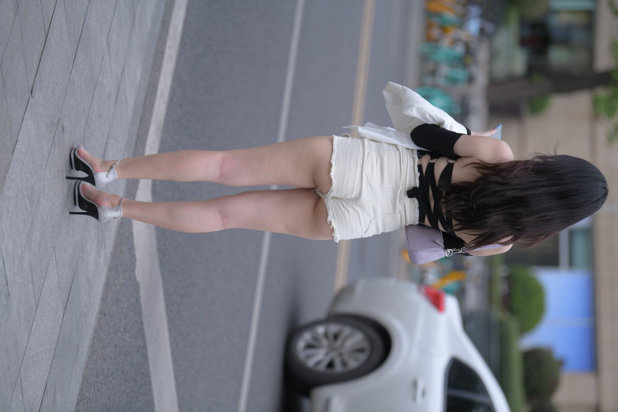 图片[2]-长发飘飘的白色热裤美丽女孩【49P】00029-唯美街拍