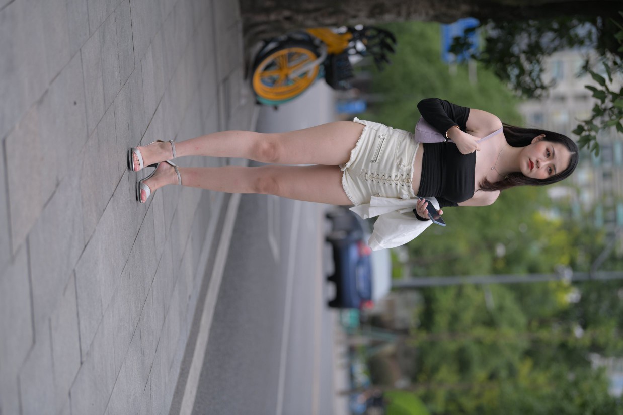 图片[4]-长发飘飘的白色热裤美丽女孩【49P】00029-唯美街拍