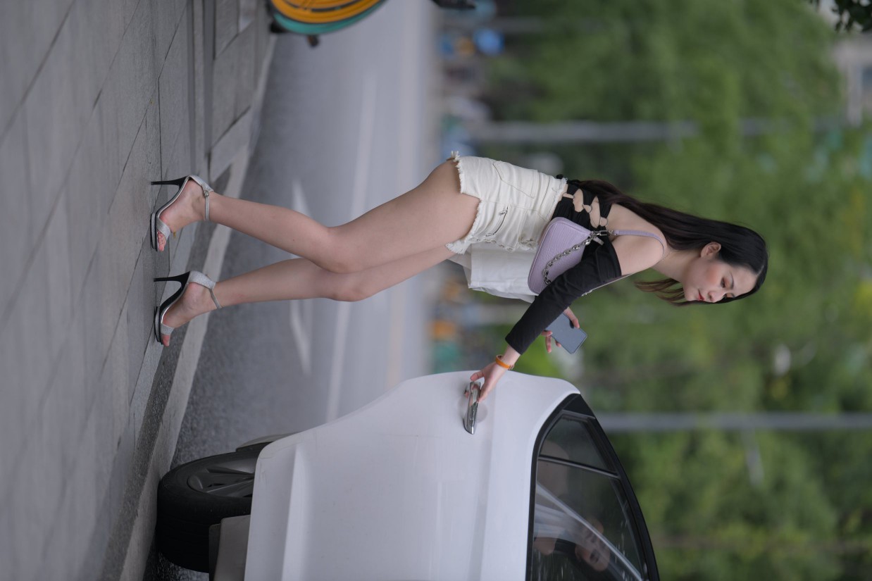 图片[6]-长发飘飘的白色热裤美丽女孩【49P】00029-唯美街拍