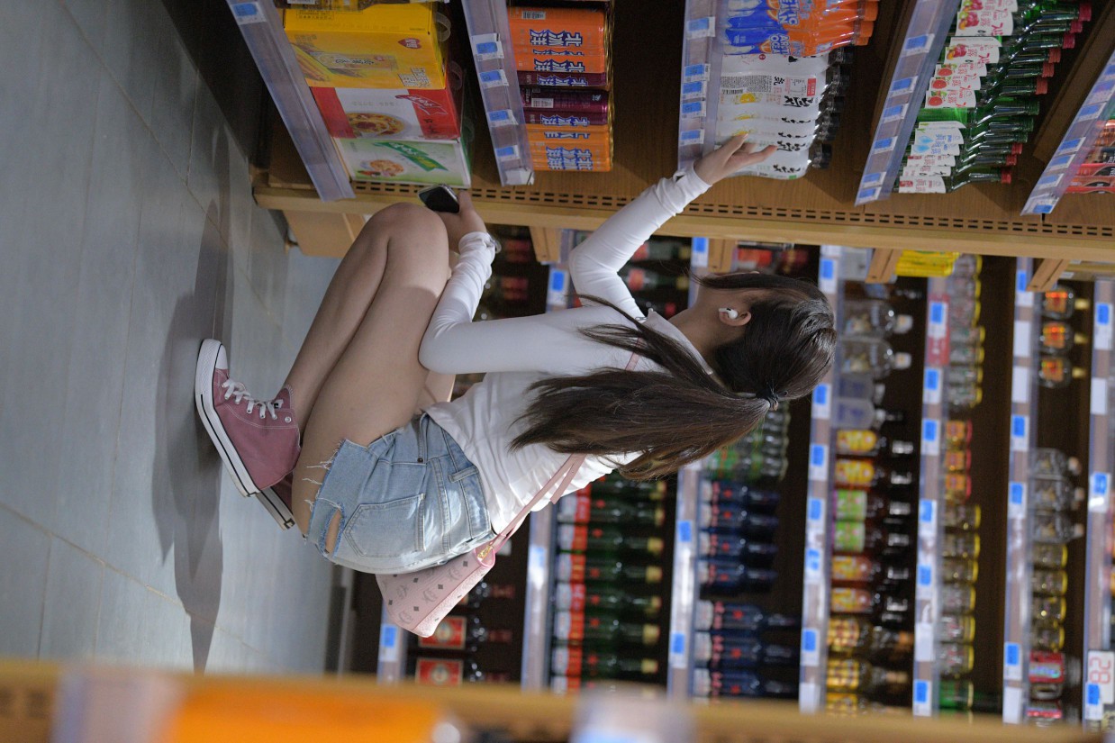 图片[5]-紧身牛仔短裤骑自行车的漂亮女孩【588P】00053-唯美街拍