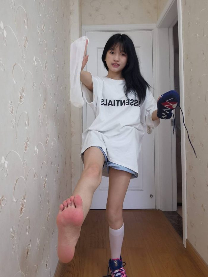 调皮的白袜女孩【149P】20017-唯美街拍