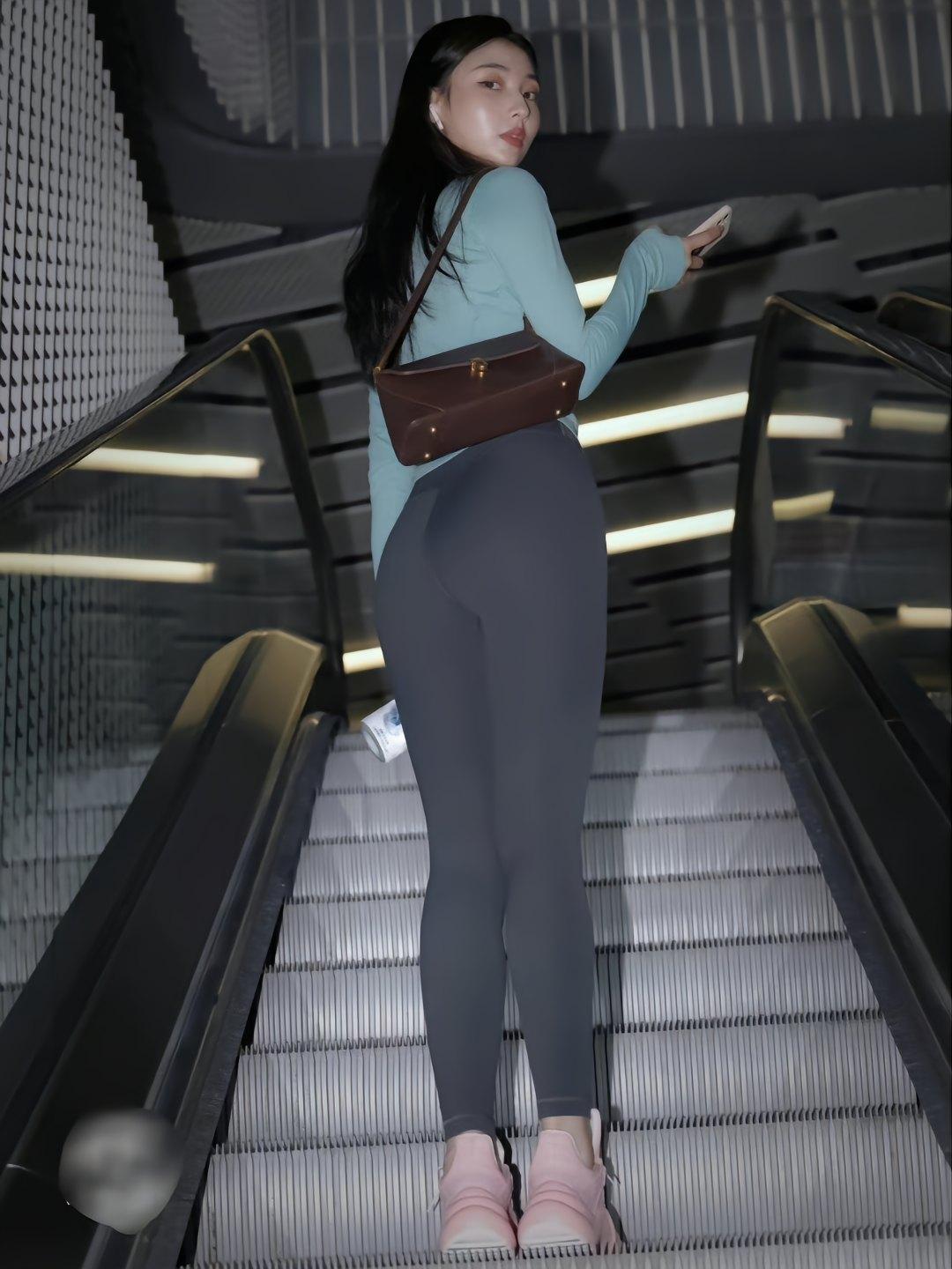 图片[1]-晚上逛商场的瑜伽裤漂亮女孩J2244 225P2V-15.1GB-唯美街拍