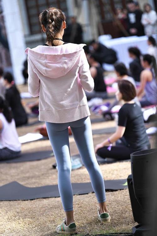 图片[2]-在广场看热闹的瑜伽裤女人-唯美街拍
