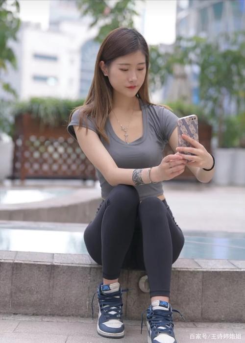 图片[1]-有小虎牙非常甜美的瑜伽裤女孩-唯美街拍