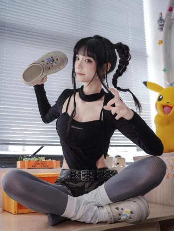 图片[10]-牛仔热裤+灰丝姑娘玩自拍-唯美街拍