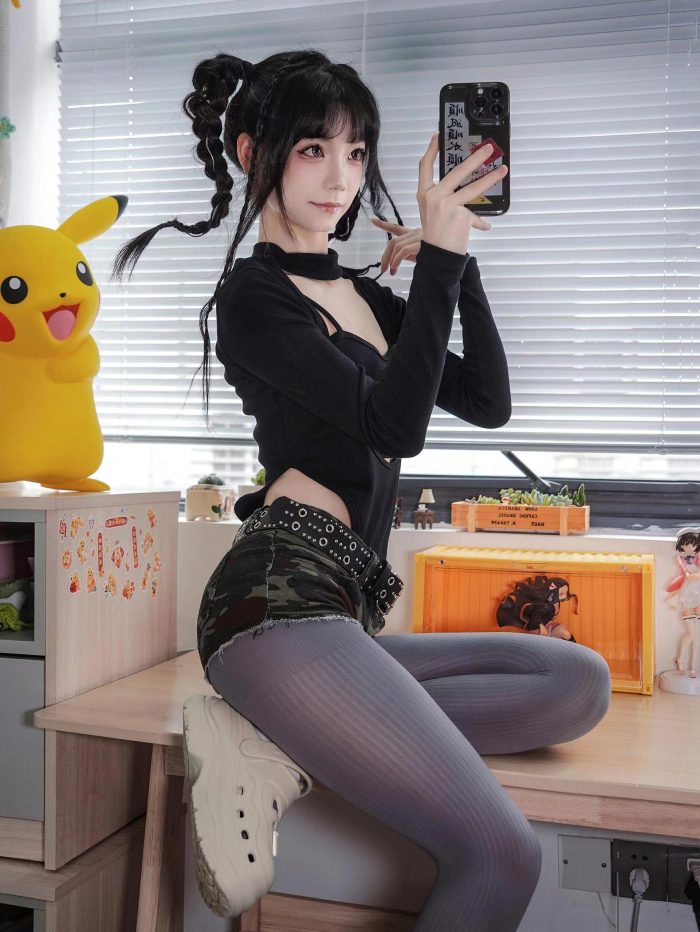 牛仔热裤+灰丝姑娘玩自拍-唯美街拍