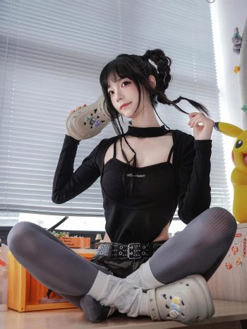 图片[5]-牛仔热裤+灰丝姑娘玩自拍-唯美街拍