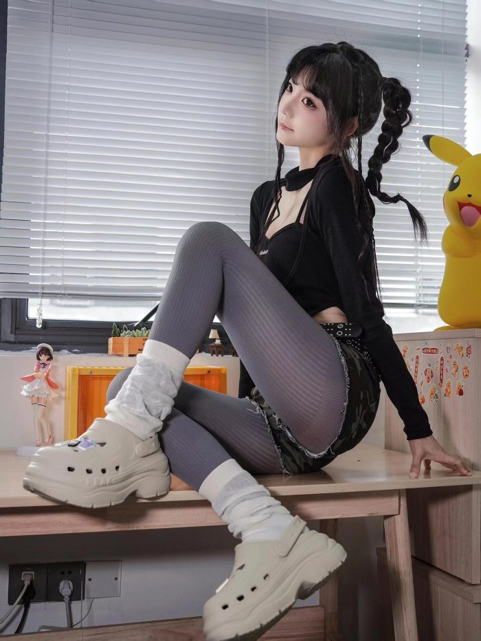 牛仔热裤+灰丝姑娘玩自拍-唯美街拍