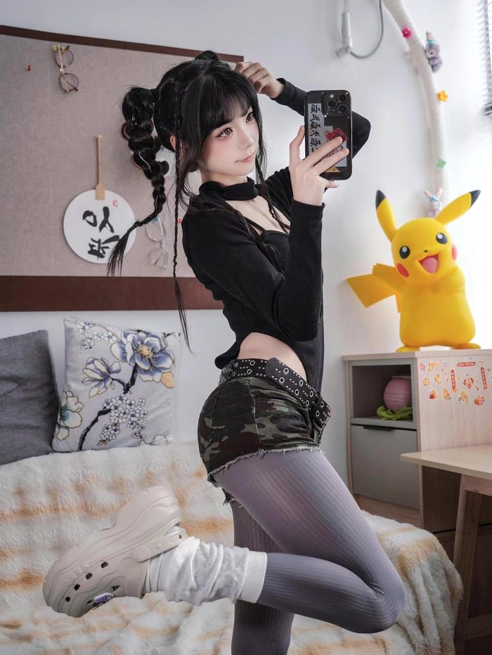 牛仔热裤+灰丝姑娘玩自拍-唯美街拍