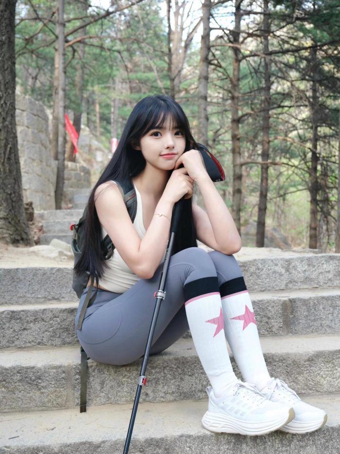爱爬山的瑜伽裤MM，太甜美了！~-唯美街拍