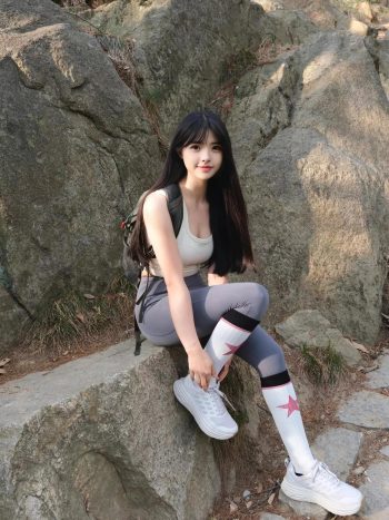 图片[7]-爱爬山的瑜伽裤MM，太甜美了！~-唯美街拍