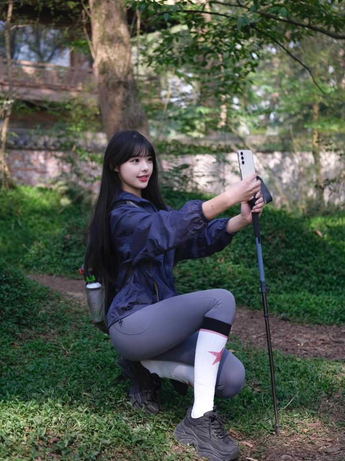 爱爬山的瑜伽裤MM，太甜美了！~-唯美街拍