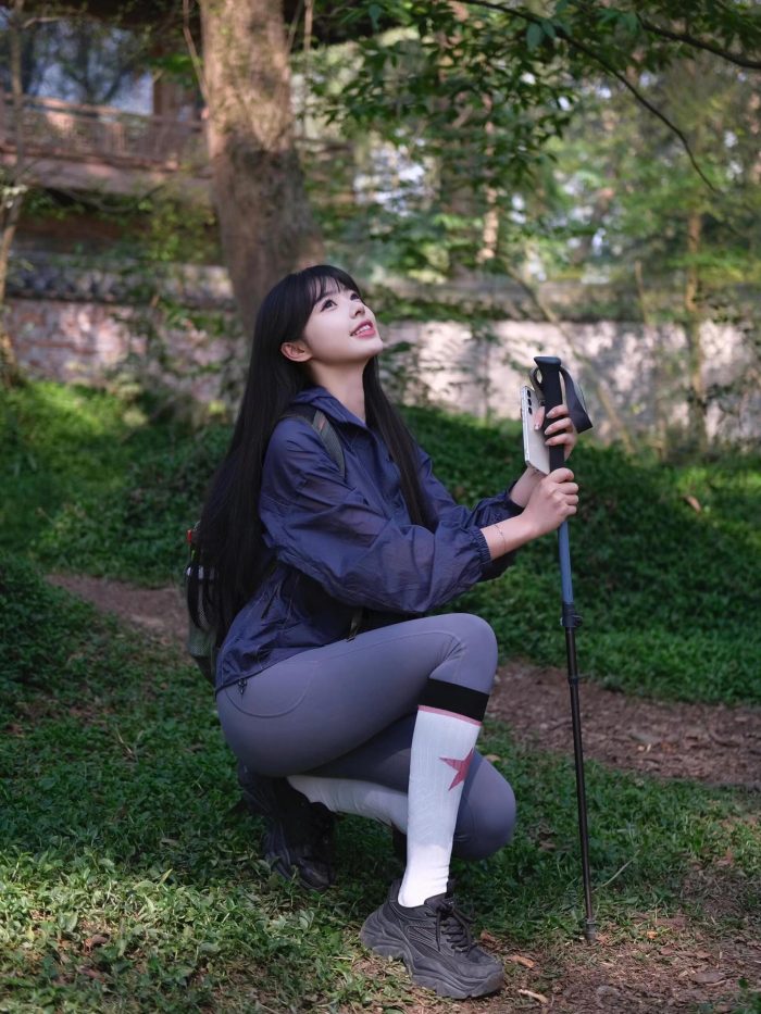 爱爬山的瑜伽裤MM，太甜美了！~-唯美街拍