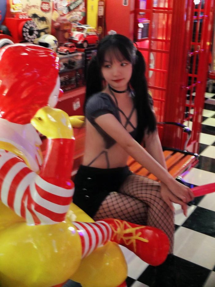 网格丝袜的清纯双马尾小姑娘-唯美街拍