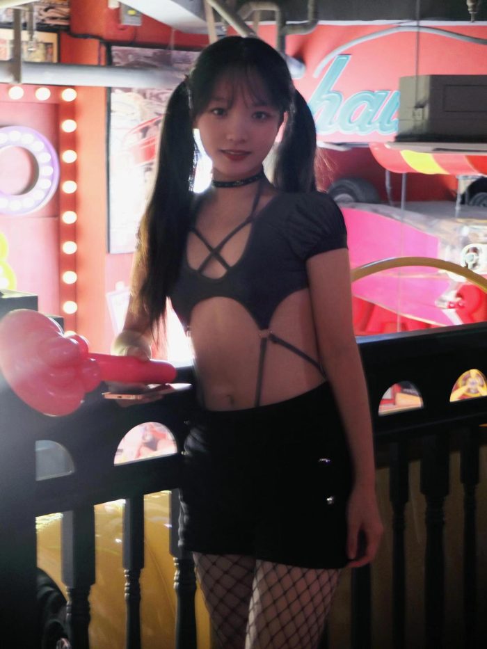 网格丝袜的清纯双马尾小姑娘-唯美街拍