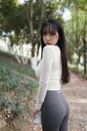 图片[9]-穿瑜伽裤爬山的长发少女-唯美街拍